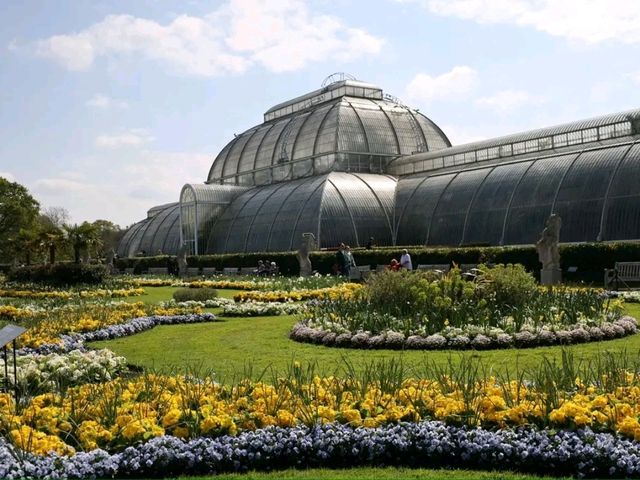 Kew Royal Botanic Gardens – A Golden Autumn Escape in London
