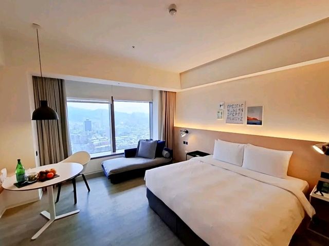 入住的101景觀房真的太讚啦～大面窗景直接看到101+基隆河，好療癒～