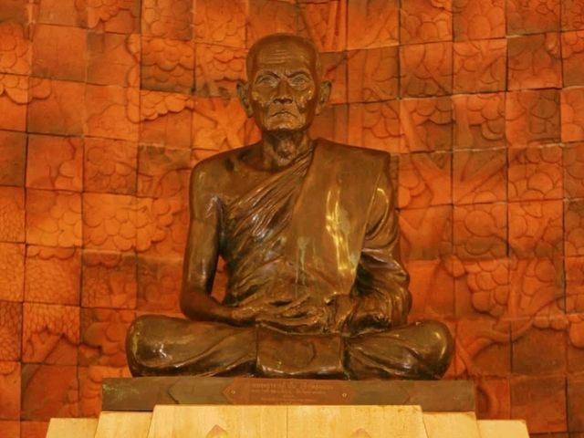 วัดพระธาตุเชิงชุมวรวิหาร ครอบพระพุทธบาท 4 องค์