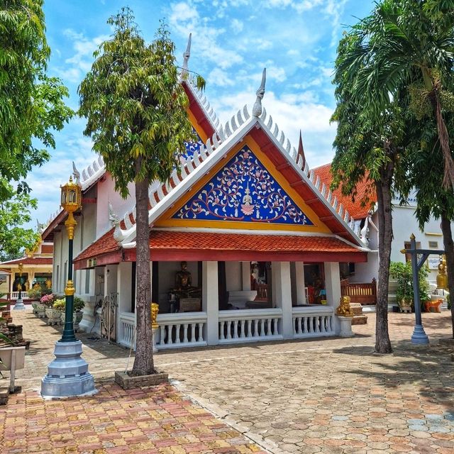 สักการะพระพุทธมงคลศรีสุโขทัย พระเนื้อทองคำ