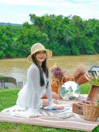 ที่พักริมน้ำกาญจนบุรี พักบนแพสุดเก๋ กลางธรรมชาติ