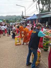 ตักบาตรสะพานมอญ จ.กาญจนบุรี