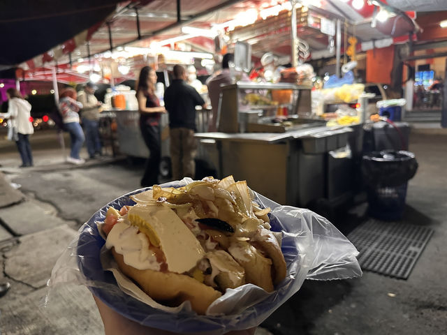 【Hot Dogs El Chino｜深夜に食べる、チーズたっぷり“全部のせ”ホットドッグ🌭】