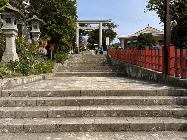 🌊「懸崖上的祈願驚艷！沖繩那霸波上宮：與海浪齊呼吸的神聖儀式」 
