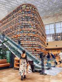 【韓国🇰🇷女子旅】ど迫力の図書館📚旅の記念の一冊に出会おう 【별마당 도서관・星広場図書館】 （ピョルマダントソグ
