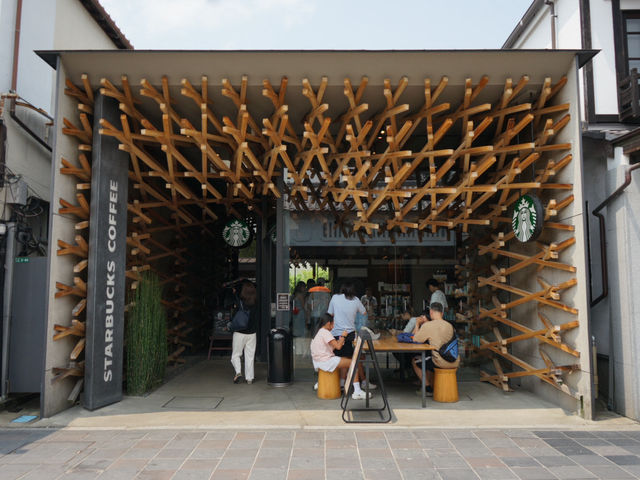 บรรยากาศถนนคนเดิน sando มีทั้งของฝาก และขนมรออยู่
