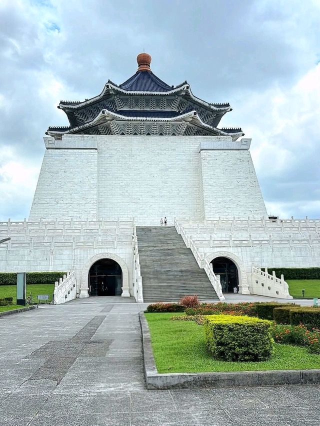 A Gentle Walk Through Chiang Kai-Shek Memorial Hall