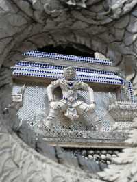 ชวนเที่ยวโบสถ์สีขาวที่ประดับด้วยเปลือกหอยนับล้าน