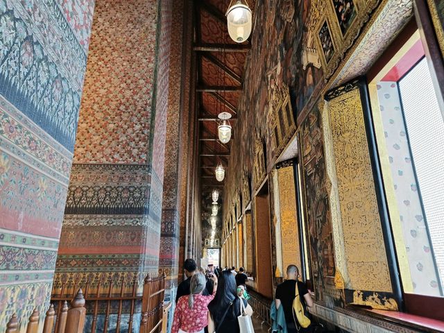 金碧輝煌的寧靜殿堂，臥佛寺的建築之美。