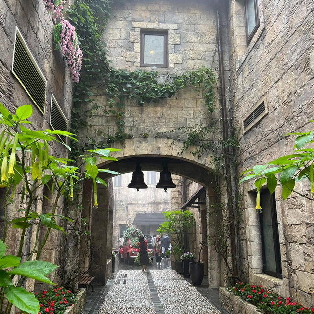 🏰 Lost in France… but in Vietnam?!