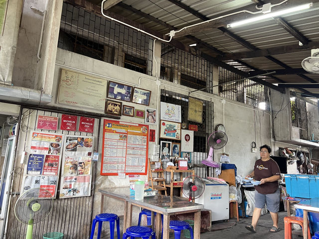 Khao Soi Mae Manee– ตำนาน 40 ปี 