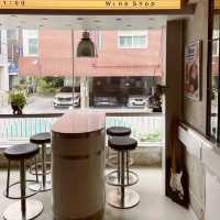 A pretty brunch cafe with an American casual concept!