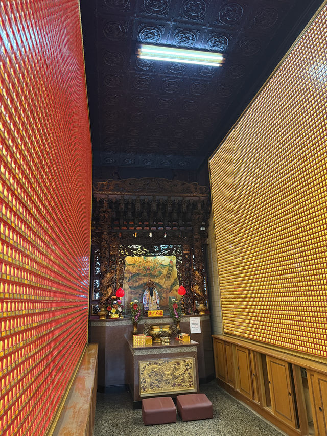 東港東隆宮，是溫府千歲駐蹕之地，是海風中的靈山聖殿。 樓下是王爺鎮煞守國，樓上是倉頡開天啟智。 廟中供奉的不只是神明，更是歷史的記憶、文化的光明、與信仰的力量。 當你站在二樓，凝望那六隻眼睛，你會明白