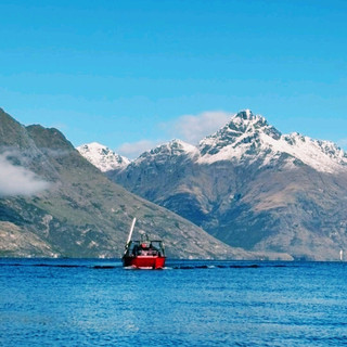 Queenstown, a small paradise in New Zealand shaped by mountains and lakes.
