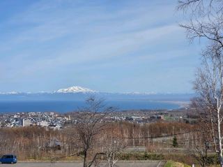 當我踏上北海道這片純淨土地時，心情格外放鬆。這次旅程我特地安排造訪了北海道知名的葡萄酒莊，坐落在綠意盎然的丘陵間，風景如畫。酒莊內散發著濃厚的歐式氛圍，空氣中混合著葡萄果香與橡木酒桶的氣味，令人陶醉。我參加了導覽活動，了解釀酒的過程，也品嚐了當地特有的白葡萄酒，口感清新、餘韻悠長，是旅途中最難忘的體驗之一。坐在酒莊的露天座位，一邊欣賞遼闊的葡萄園，一邊小酌，內心感到無比平靜。這趟北海道之旅不僅讓我放慢步調，也讓我重新感受到生活的美好與品味的細膩。