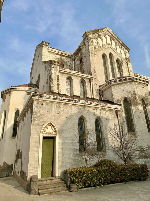 Spires Among Side Streets – A Cathedral Tucked into Kaifeng’s Everyday Life