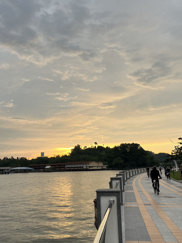 🌴 Taman Mahkota Jubliee Park – Brunei Waterfront Picnic Spot