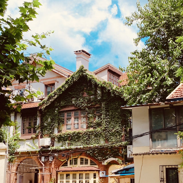A Chic Urban Escape with Boutique Cafes and Lifestyle Shops A Chic Urban Escape with Boutique Cafes and Lifestyle Shops