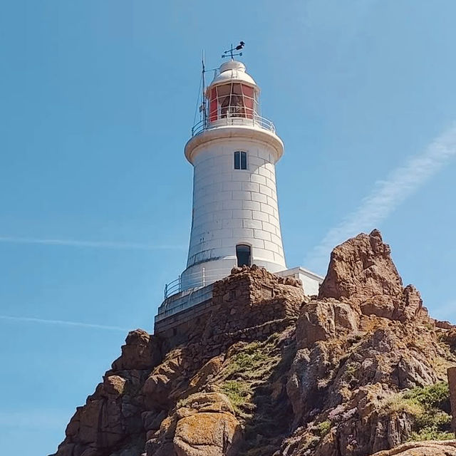 Island Pulse: A Solo Traveller's Base in Saint Helier, Jersey 🌊