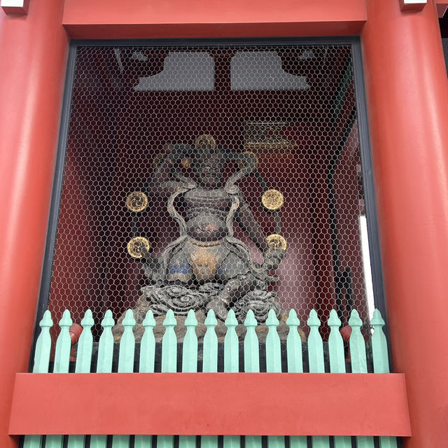 The Thunderous Welcome: Kaminarimon Gate at Sensō-ji 🎇