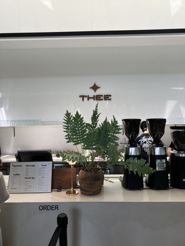 가구 쇼룸 옆, 커피 한 잔의 휴식—카페디(cafe thee)