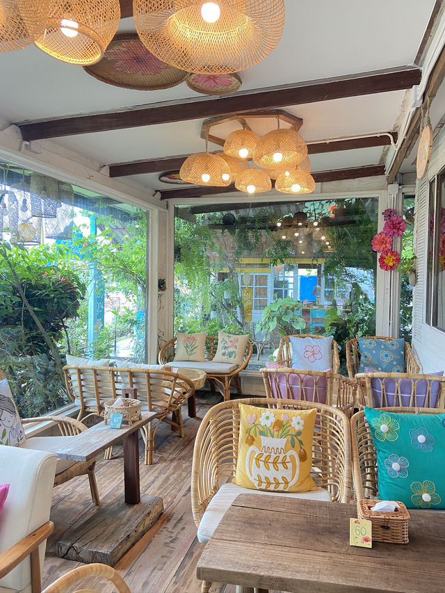 เช้าวันสดใส ที่ “ชบา ชไบ” คาเฟ่ คลอง 3