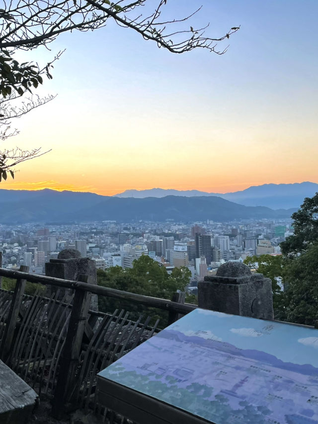 江戸時代以前の天守が残る松山城 