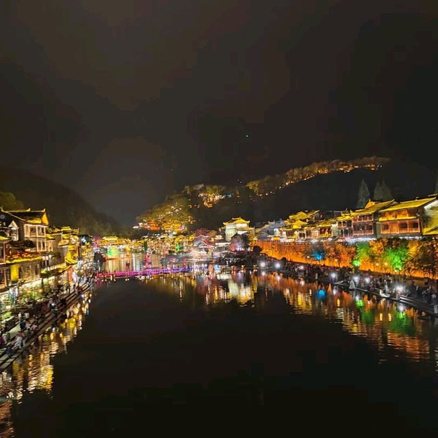 璀璨燈光下的鳳凰古城美景✨