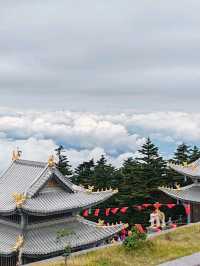 At the Summit of Mount Emei: Ever-Changing Weather, the Ups and Downs of Life