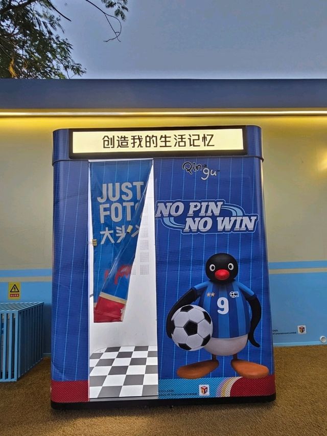 商店門口最萌企鵝拍照位