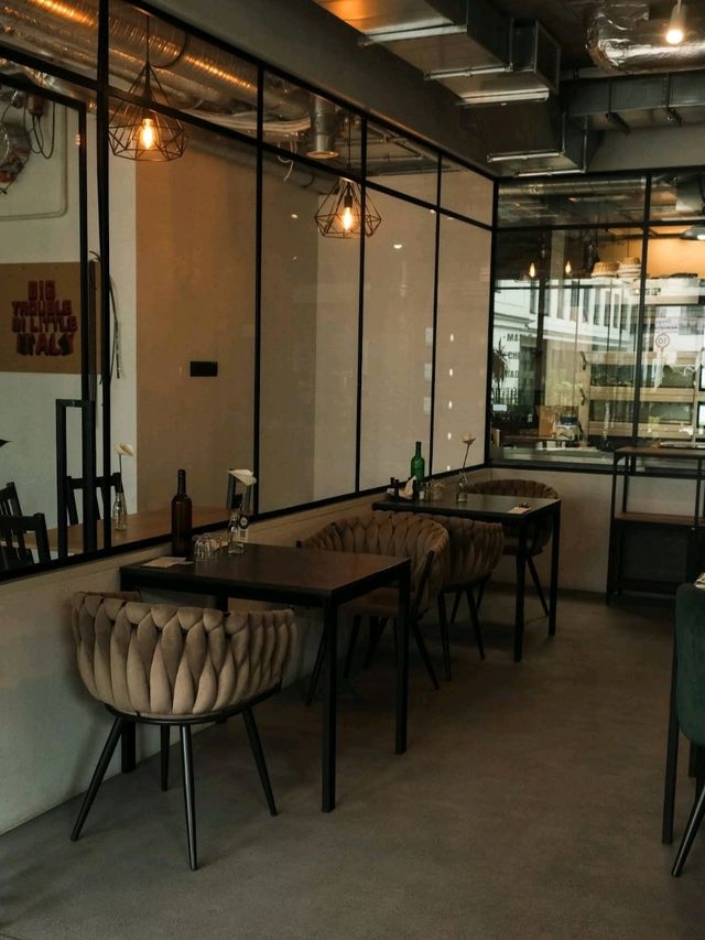 따뜻한 커피 향이 머무는 곳｜바르샤바 Coffee Kamionkowska I ☕️🥐