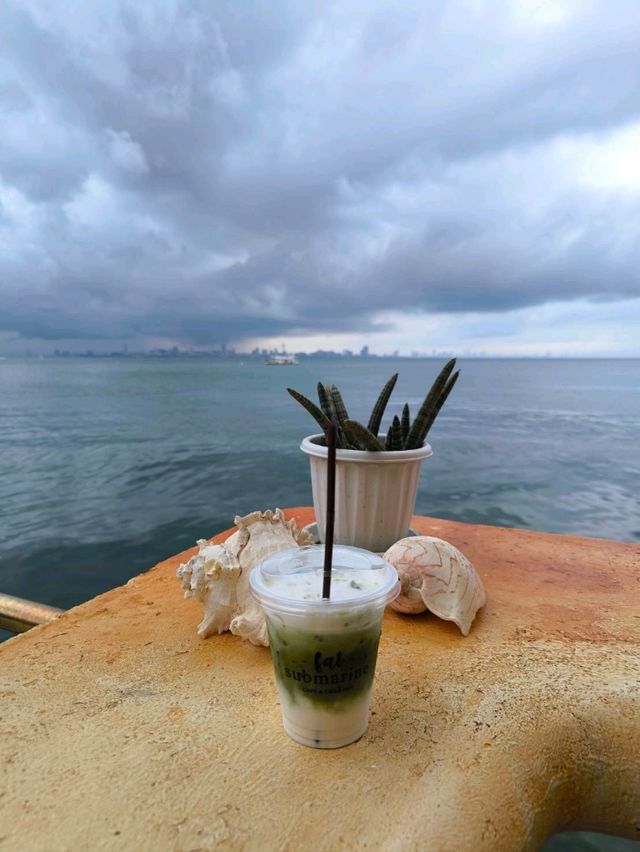 Fat submarine cafe and restaurant  เกาล้าน