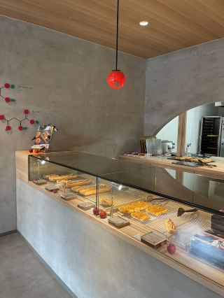 우에다시는 나가노현의 "일본 음식의 보고"로 불리며, 풍부한 역사적 유산과 숨겨진 보석 같은 현지 기념품, 그리고 골목길 곳곳에 숨겨진 맛집들을 자랑합니다. 이번 여행은 오카자키 주조와 이이지마 상점을 중심으로 진행되며, 지역 장인들의 품질 유지에 대한 헌신을 깊이 있게 경험할 수 있는 기회를 제공합니다. 수상 경력에 빛나는 사케를 시음하든, 신슈 사과로 만든 특별한 디저트를 즐기든, 한 입 한 입마다 지역의 자부심이 느껴집니다!

추천 명소

1. 오카자키 주조 주식회사. 우에다시 주오가 4-7-33에 위치한 오카자키 주조는 사케 애호가라면 꼭 방문해야 할 곳으로, 지역 주민들에게도 강력 추천합니다. 전통적인 사케 양조 기술을 체험할 수 있을 뿐만 아니라, 수상 경력에 빛나는 사케(1인당 한 병)를 직접 구매할 수도 있습니다.

다채로운 사케 잔도 판매하고 있어 기념품으로 가져갈 수 있습니다.

📍주소: 나가노현 우에다시 주오 4-7-33 396-0012

⏰영업시간: 09:00-16:00 (연중무휴)

2. 이이지마 상점(미스즈아메 본점 이이지마 상점 우에다 본점) 100% 과즙으로 만든 과일 구미 전문점으로, 다양한 과일 맛을 선보입니다. 어린이나 건강한 단 음식을 좋아하는 분들에게 안성맞춤입니다. 신슈 수제 사탕의 전통 제조법을 고수하여 과일 본연의 단맛을 느낄 수 있습니다.

📍주소: 우에다역 근처

3. 신슈 애플파이 연구소 신슈 애플파이는 이 지역의 대표 음식입니다!

애플파이 연구소는 신선한 현지 사과를 사용하여 바삭한 ​​껍질과 즙이 풍부한 속을 자랑합니다.

갓 구운 애플파이는 바로 드시면 더욱 풍미가 좋습니다.

📍주소: 우에다시 주오 2-4-12

실용 가이드

교통편: 시내 중심가에 있는 JR 우에다 역에서 오카자키 주조와 이이지마 상점까지는 도보로 약 10~15분이 소요되며, 이동 중에 시내를 둘러보기에 좋습니다. 시내버스도 쉽게 이용할 수 있으니, 구글 지도에서 정류장을 확인하세요.

맛집 추천: 과일 젤리와 애플 파이 외에도 오카자키 주조 주변에는 작은 일본식 이자카야(술집)가 많습니다. 저녁 식사로 야키토리와 함께 사케를 드셔 보세요. 환상적인 조합입니다. 이이지마 상점 근처에는 인기 있는 화과자 가게도 있으니, 호텔에서 드실 수 있습니다.

팁:

1. 사케를 고를 때는 직원에게 신상품이나 한정판에 대해 문의하세요. 현장에서 구매하면 더 많은 선택지가 있습니다.

2. 과일 젤리는 다양한 맛이 있습니다. 파티 간식으로 집에 가져갈 수 있도록 여러 가지가 섞인 팩을 구매해 보세요.

3. 애플파이는 오븐에서 갓 꺼낸 것이 가장 맛있습니다. #우에다시음식가이드 #신슈사케 #꼭맛봐야할애플파이 #과일구미사탕기념품 #나가노현관광