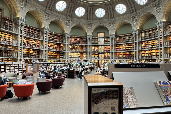 🌿 パリで最も静かな隠れた名所：フランス国立図書館🇫🇷 | Trip.com パリ
