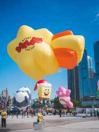 好得意呀！20個人氣角色空降西九🎈全港首個IP氣球巡遊！  今次安排得好順利，每隻IP公仔都有15個人係下面保持公仔平衡，就算有風都可以適時調節方向高低！有興趣嘅朋友起得Mark定12月28日嚟西九