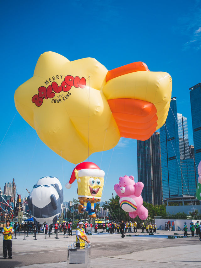 好得意呀！20個人氣角色空降西九🎈全港首個IP氣球巡遊！  今次安排得好順利，每隻IP公仔都有15個人係下面保持公仔平衡，就算有風都可以適時調節方向高低！有興趣嘅朋友起得Mark定12月28日嚟西九