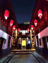 燈影下的古韻:夜訪西安高家大院與華陰老腔