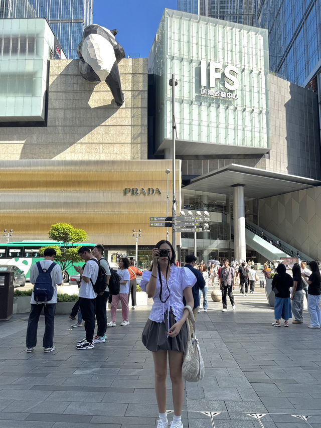 จุดถ่ายรูป “หมีแพนด้าเกาะตึก IFS” ที่เฉิงตู