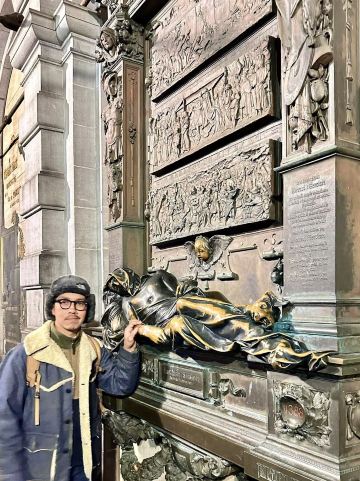 ベルギー🇧🇪の像「幸運の象徴」。 | Trip.com ブリュッセル