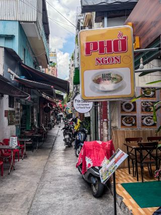 🍜 Alley pho with a 4.9 rating & charcoal grill (Phin Saigon, HCMC)