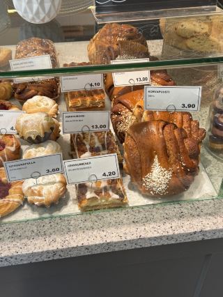 Helsinki Cafe Amore 午餐與 Kanniston Leipomo 肉桂捲｜赫爾辛基在地咖啡館散步心得
