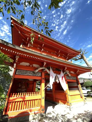 A walk through the town of Owani Onsen in Aomori - Daienji Temple, where a vermilion gate welcomes you.