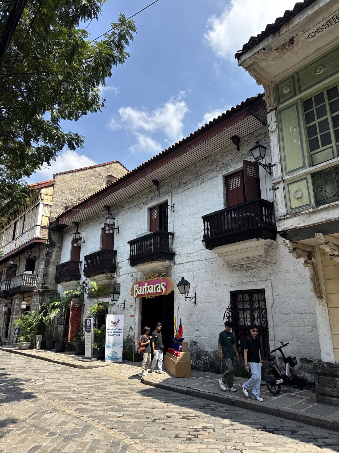 An In-Depth Travel Guide to Intramuros, Manila: Journey Through Spanish Colonial History and Explore the Culture and Scenery of the Old City.