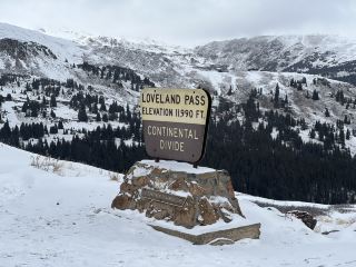 洛夫蘭山口：大陸呼吸天空的地方。

洛夫蘭山口瞬間帶給你海拔的衝擊－稀薄的空氣、凜冽的狂風，以及綿延不絕的洛磯山脈，宛如無盡的疆域。在這裡，大陸分水嶺不再只是地圖上的一條線；它是一條崎嶇的脊梁，將大陸一分為二。一步之遙，水流向西奔向太平洋；再一步之遙，水流向東奔向大西洋。

道路蜿蜒曲折，如同挑戰一般，盤旋於陡峭的之字形山路和開闊的山脊之間。山峰彷彿觸手可及，每一陣風都帶來高海拔地區的刺激。站在海拔近12,000英尺的分水嶺上，彷彿置身於西部之巔——狂野、原始，充滿無限可能。