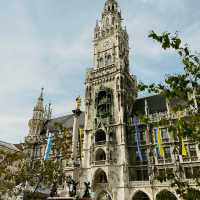 A clock tower that re-enacts Munich history!