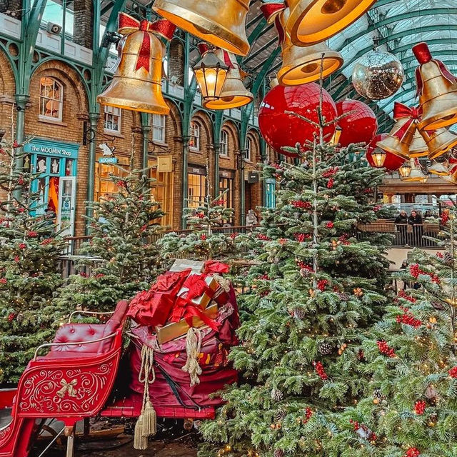 Regal Radiance: Christmas Decor at London