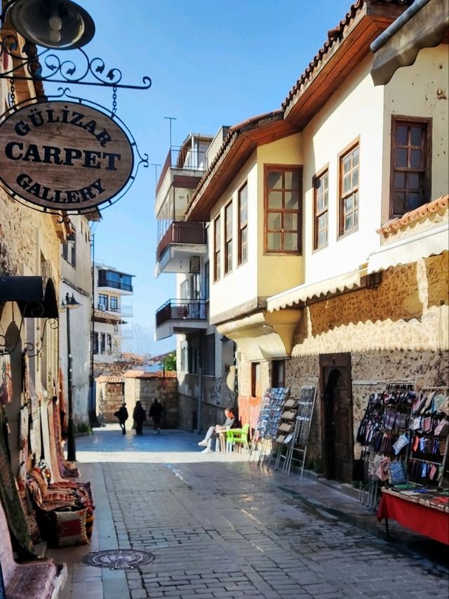 The place brings together the sun, sea and history. 