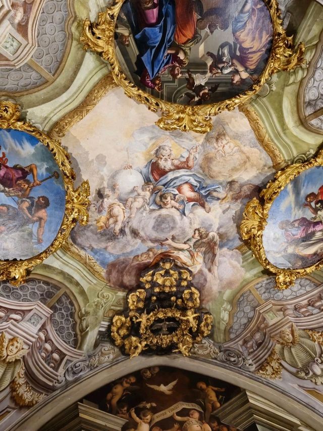 Beste pieces of modern art in Verona in a hidden building in the center!