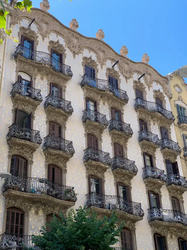 🏙️🌸 Weekend Getaway in Barcelona: Modernist Marvels ✨🎨