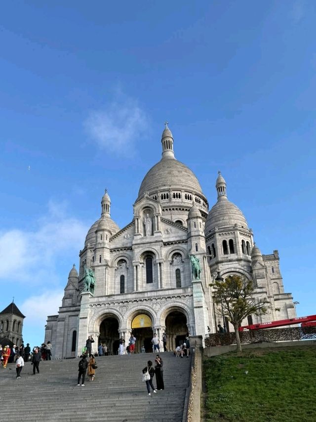 Discover Paris's bohemian heart in the 18th Arrondissement! 🗼 Discover Paris's bohemian heart in the 18th Arrondissement! 🗼